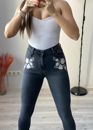 Крутые джинсы с вышивкой new look6 фото