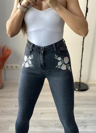 Крутые джинсы с вышивкой new look2 фото