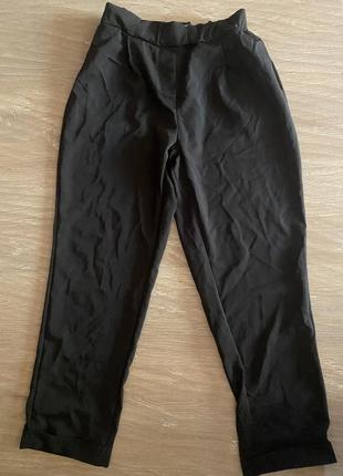 Легкие брюки на резинке с карманами1 фото