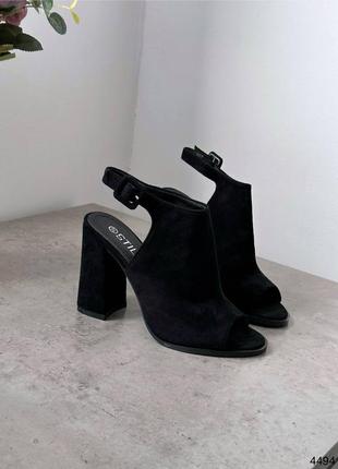 Черные закрытые женские босоножки на каблуке каблуке замшевые8 фото