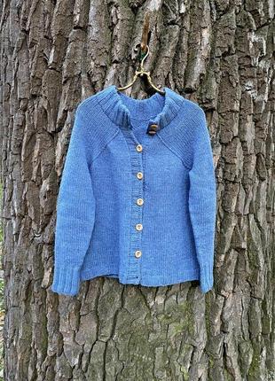 Шерстяной вязаный кардиган на застёжке пуговицы