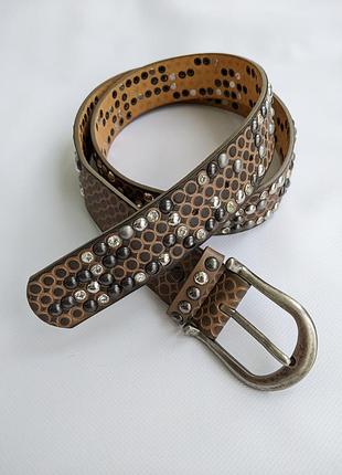 Кожаный ремень с заклепками