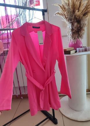 Платье пиджака в ярком цвете