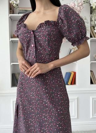 Летнее платье-миди романтичного кроя. выполнено из струящейся принтованной ткани в мелкий цветочный принт.9 фото
