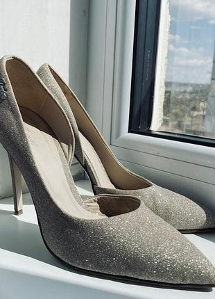 Блестящие туфли в стиле christian louboutin