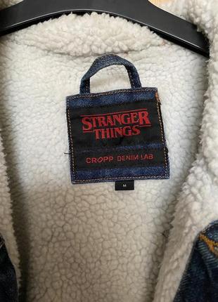 Продам джинсовую куртку с эмблемой сериала stranger things2 фото