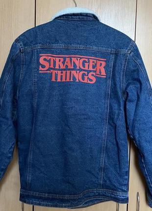 Продам джинсовую куртку с эмблемой сериала stranger things3 фото