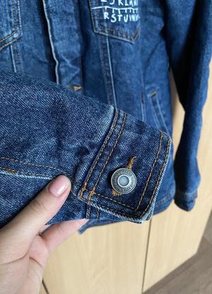Продам джинсовую куртку с эмблемой сериала stranger things5 фото