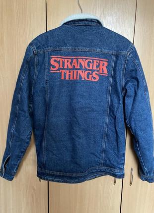 Продам джинсовую куртку с эмблемой сериала stranger things4 фото