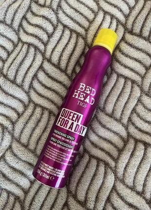 Спрей для обʼєму волосся tigi bed head queen for a day