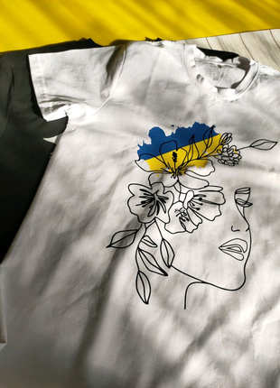 Патріотична футболка дівчина з квітами