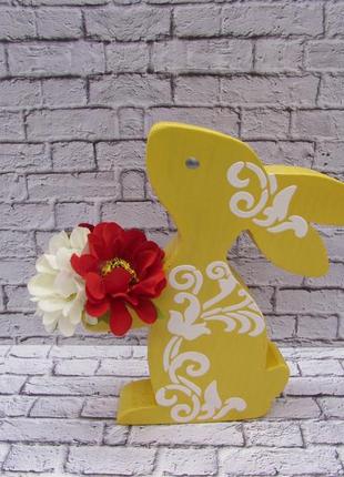 Кролик с цветами.