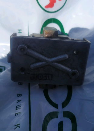 Інтегровальний регулятор напруги, у простороді шоколадки