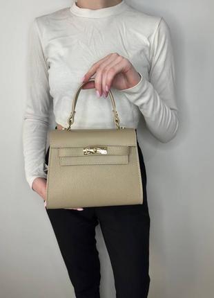 Жіноча шкіряна маленька сумка кольору світлий тауп з ручкою та додатковим довгим ременем7 фото