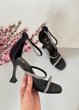 Босоножки женские на шпильке с каменными нарядными