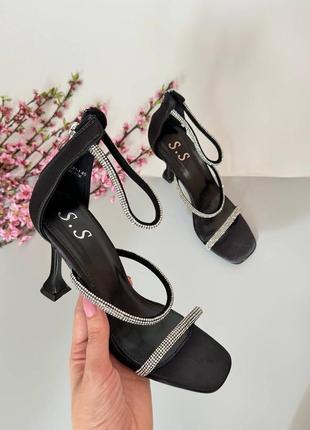 Босоножки женские на шпильке с каменными нарядными