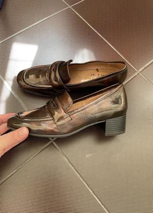 Стильные лаковые кожаные лоферы туфли на каблуке