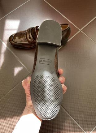 Стильные лаковые кожаные лоферы туфли на каблуке3 фото