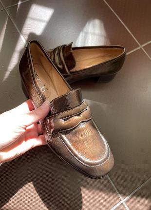 Стильные лаковые кожаные лоферы туфли на каблуке5 фото