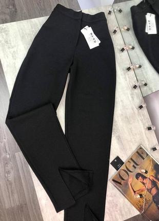 Черные женские брюки на высокой талии с разрезами2 фото