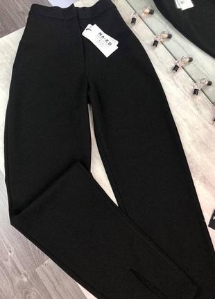 Черные женские брюки на высокой талии с разрезами7 фото
