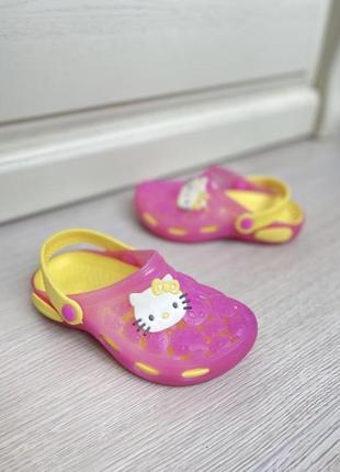 Кроксы детские на девочку в размере 33 hello kitty