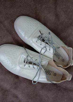 Кроссовки кеды белые перламутровые.3 фото