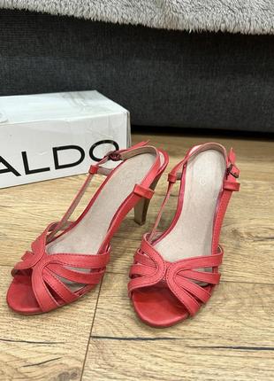 Босоніжки aldo. теракотового кольору. розмір 38