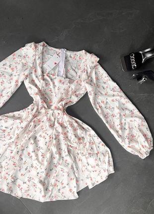 Легкое весеннее короткое платье нежное с цветочным принтом с разрезами4 фото
