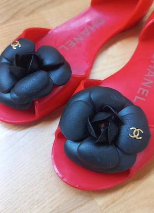 Стильные красные резиновые босоножки с цветком сандалии  сабо5 фото