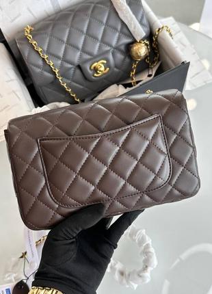 Женская черная кожаная сумка мини-шанель на цепочке8 фото