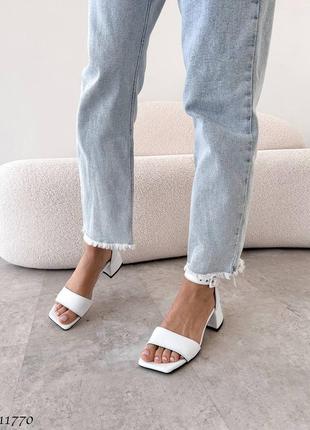 Изысканные замшевые кожаные босоножки на низком удобном каблуке белые синие джинс изумрудные ментоловые2 фото