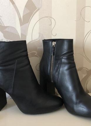 Продам ботинки на каблуке stradivarius