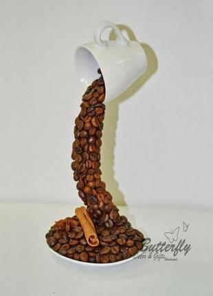 "парящая чашка с кофейными зернами"1 фото