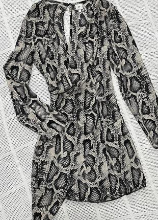 Неймовірно красиве стильне плаття на запах в актуальний зміїний принт від river island4 фото