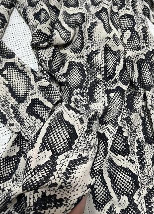 Невероятно красивое стильное платье на запах в актуальный змеиный принт от river island8 фото