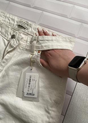 Новые белые джинсы