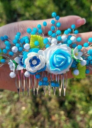 Гребінь в зачіску "блакитна троянда"