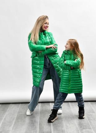 Зеленая длинная стеганая куртка3 фото