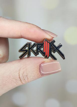 Металевий значок, пін "skrillex" (знач0741)