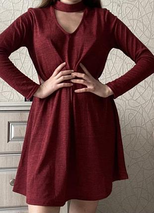 Трикотажна весняна сукня з вирізом спереду