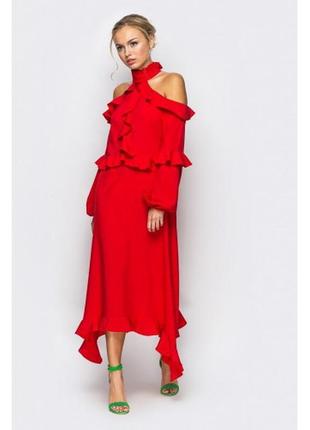Яскраво-червона сукня