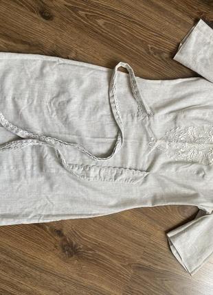 Платье с вышивкой