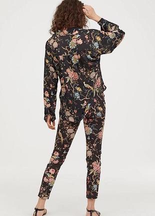Черные брюки в цветочный принт из коллаборации gp&amp;j baker и h&amp;m брюки слаксы женские летние весенние осенние5 фото