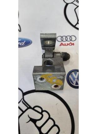 Петля дверей audi q7 4 l 3.0 tfsi 2012 задн. прав. (б/у) 7l083...