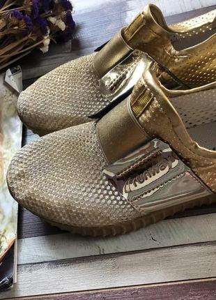 Крутые кроссовки , золотистые кроссовки в сеточку runway 37/38 размер