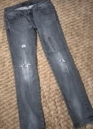 Серые джинсы широкие с декором в виде капель и потертостей