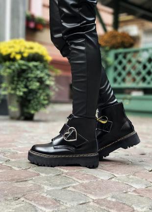 Красивейшие женские ботинки полусапожки dr. martens x lazy oaf heart boots чёрные10 фото