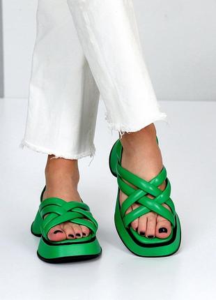 Зеленые яркие женские босоножки с цепочками пертинками на высокой подошве утолщенной8 фото