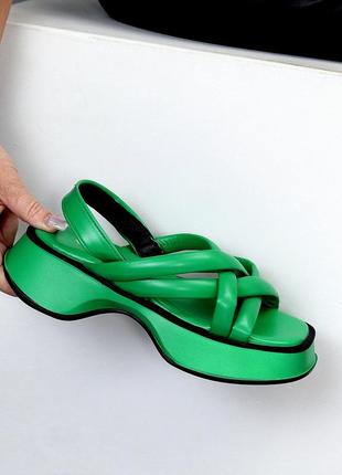 Зеленые яркие женские босоножки с цепочками пертинками на высокой подошве утолщенной2 фото
